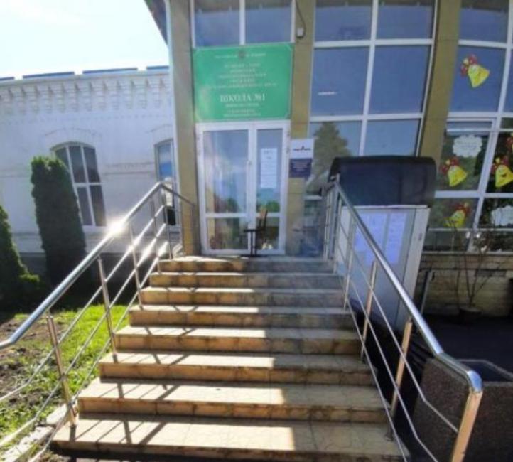 Перед входом в здание установлено подъемное устройство для маломобильных групп граждан.